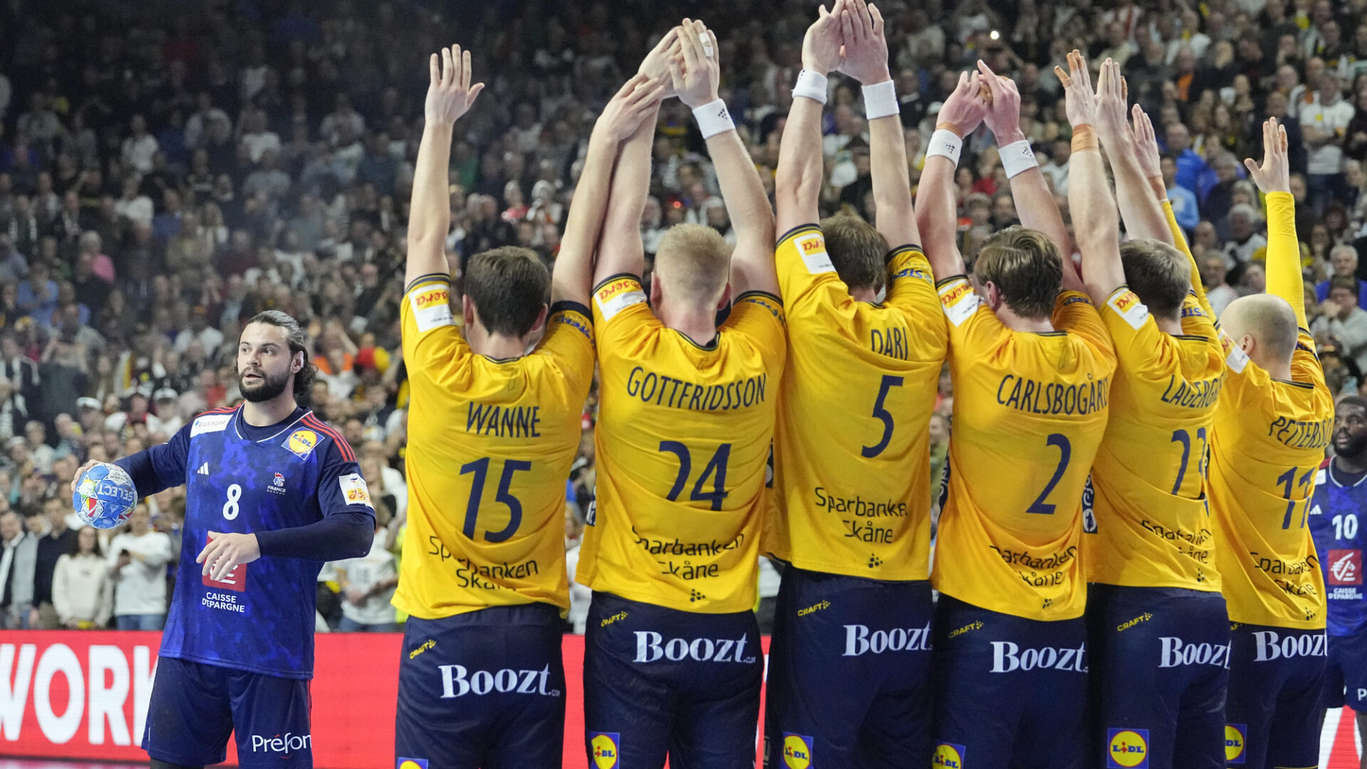 Frankrikes Elohim Prandi ødela nærmest på egenhånd mot Sverige og Glenn Solberg da han hamret inn 27-27 på direkte frikast ved full tid og ekstraomganger. Frankrike var overlegne i ekstraomgangene og sikret seg finalebillett. Foto: AP Photo/Martin Meissner)