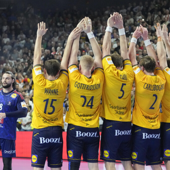 Frankrikes Elohim Prandi ødela nærmest på egenhånd mot Sverige og Glenn Solberg da han hamret inn 27-27 på direkte frikast ved full tid og ekstraomganger. Frankrike var overlegne i ekstraomgangene og sikret seg finalebillett. Foto: AP Photo/Martin Meissner)