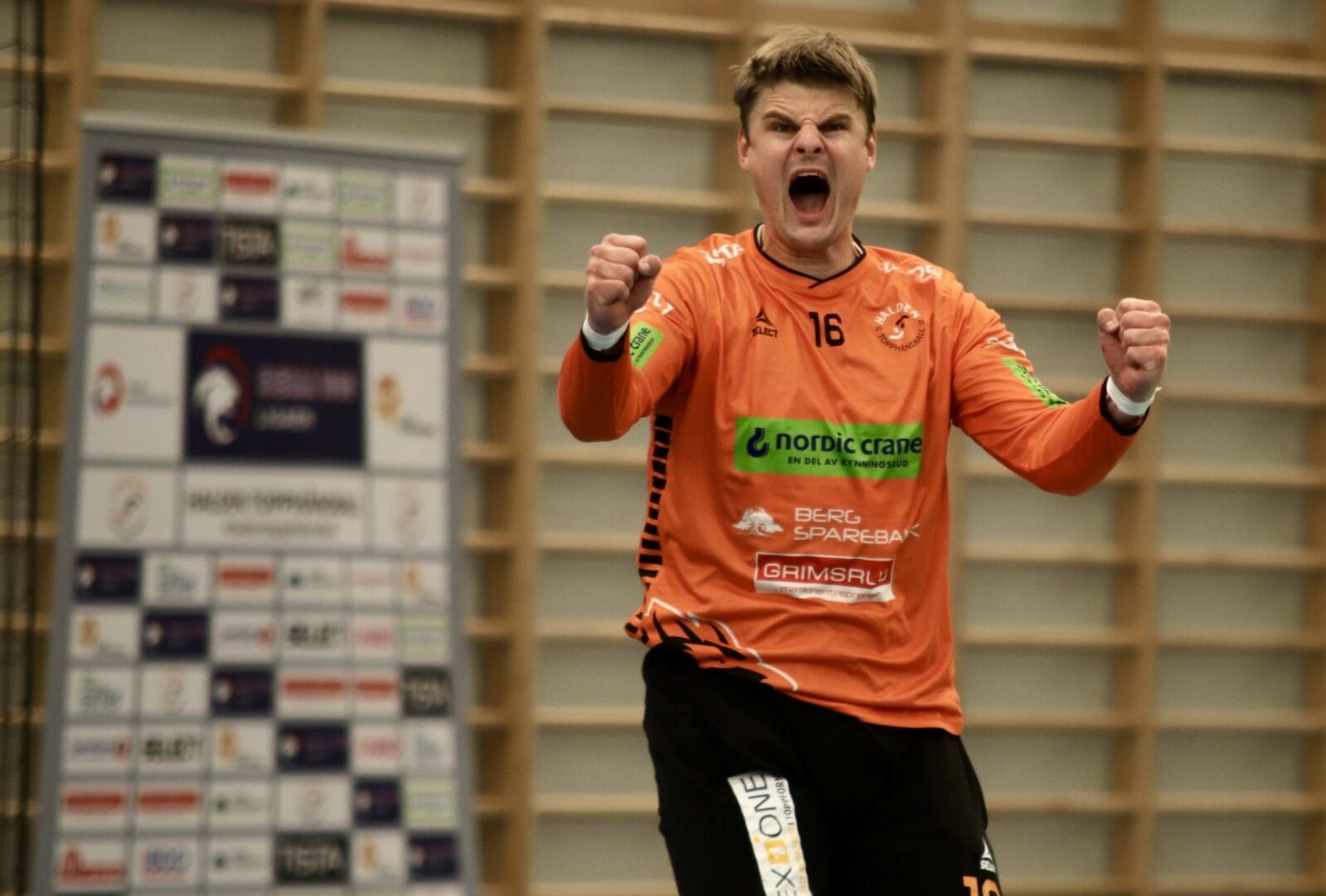 Nicolai Neupart i kjent stil i Halden Arena.