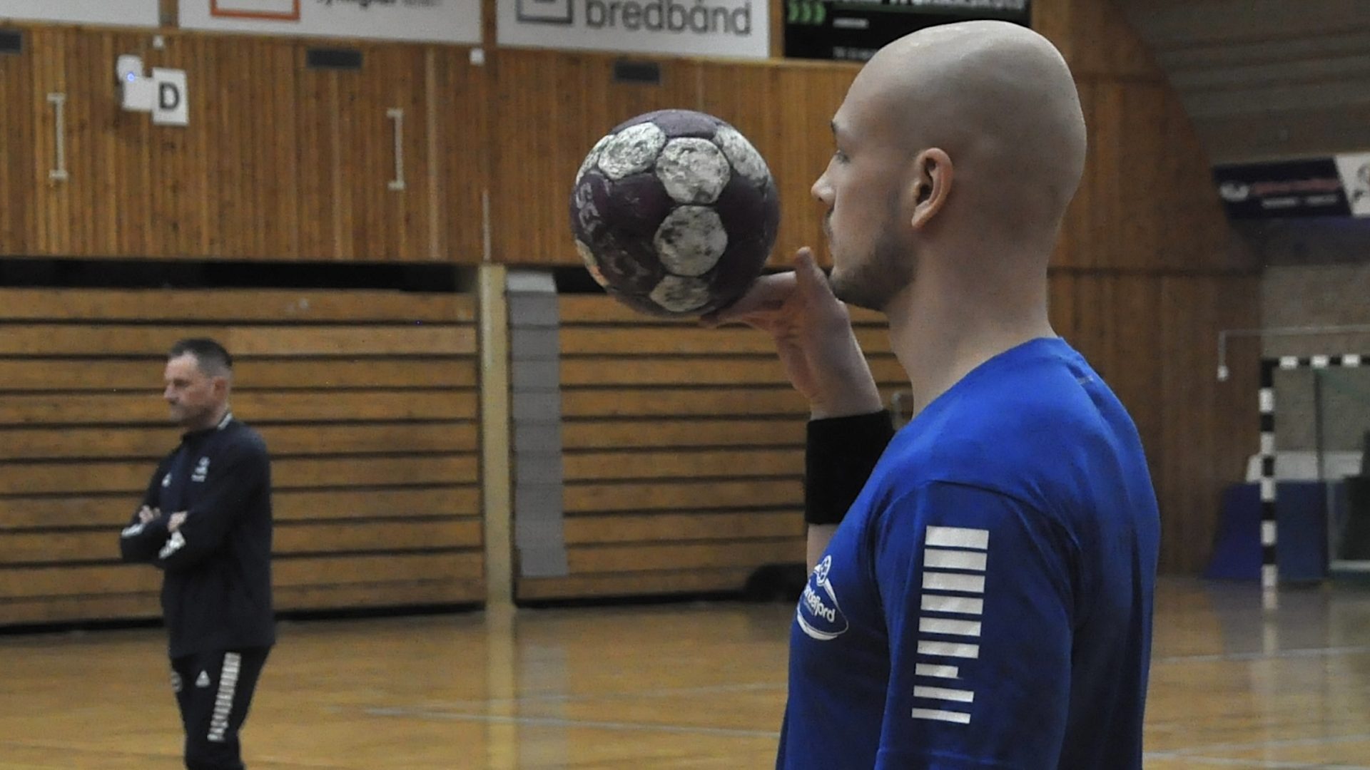 Viktor Hedin leker med ballen. I kamp pleier han å leke med motstanderens målvakt.