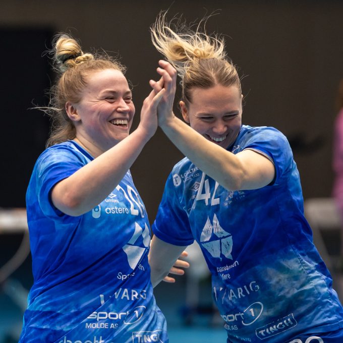 Maja Muri og Jenny Carlson i strålende scoringshumør mot Tertnes. Foto: Jon Forberg
