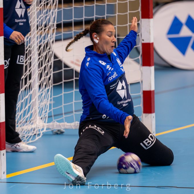 Målvakt Sakura med nok en flott kamp, ble kåret til lagets beste i andre bortekamp på rad. Foto: Jon Forberg