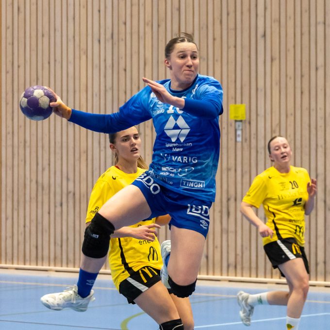 Torine Hjelme Dalen fosset fram på venstrekanten, scoret fem mål i den omgangen hun fikk spille og ble kåret til lagets beste spiller. Foto: Jon Forberg